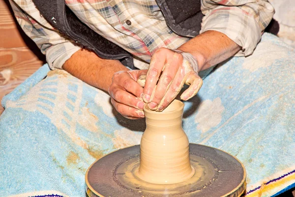 Manos trabajando en la rueda de cerámica —  Fotos de Stock