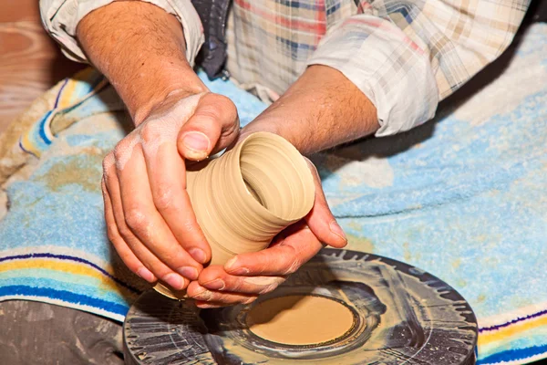 Mains travaillant sur la roue de poterie — Photo