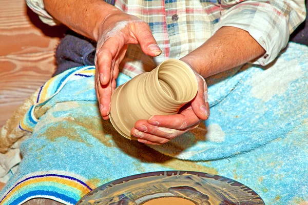 Mãos a trabalhar na roda de cerâmica — Fotografia de Stock