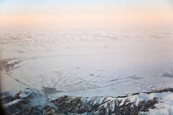Schöne Aussicht aus dem Flugzeug auf die Berge in Taschkent, c — Stockfoto