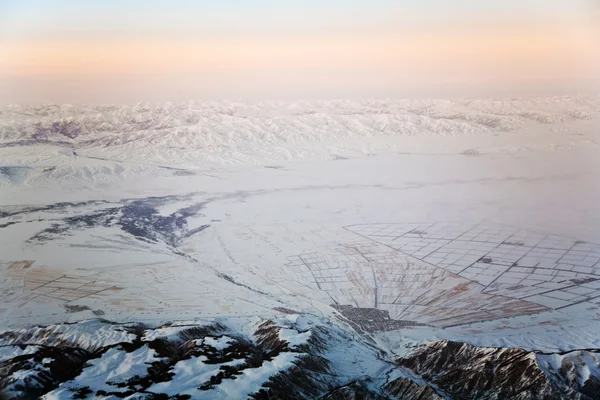 Hermosa vista desde el avión a las montañas en Tashkent, c —  Fotos de Stock