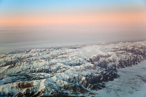 Belle vue de l'avion vers les montagnes à Tachkent, c — Photo