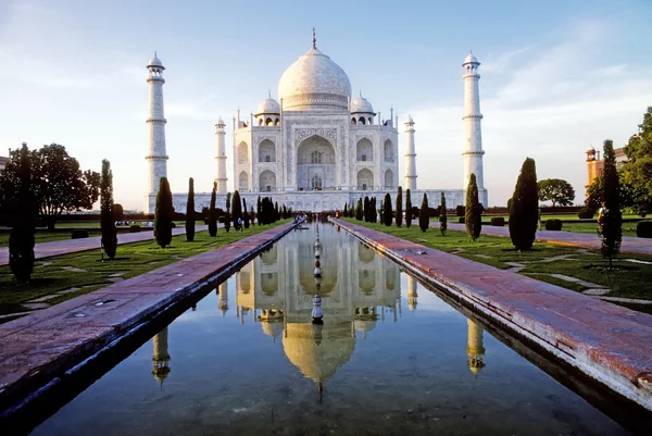 Vit marmor taj mahal i Indien — Stockfoto