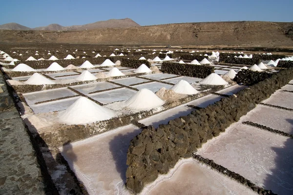 Сіль буде вироблена в старовинній історичній солі — стокове фото