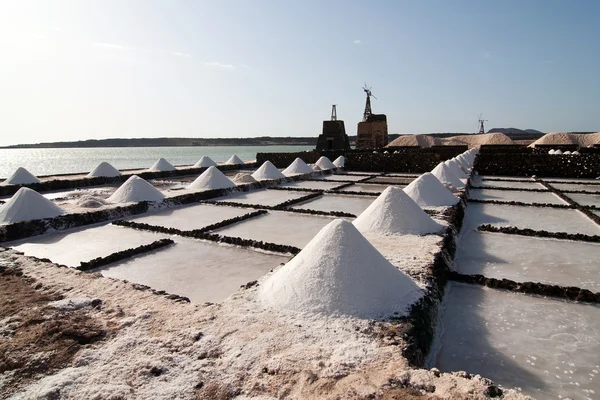 Pilhas de sal em uma exploração salina — Fotografia de Stock