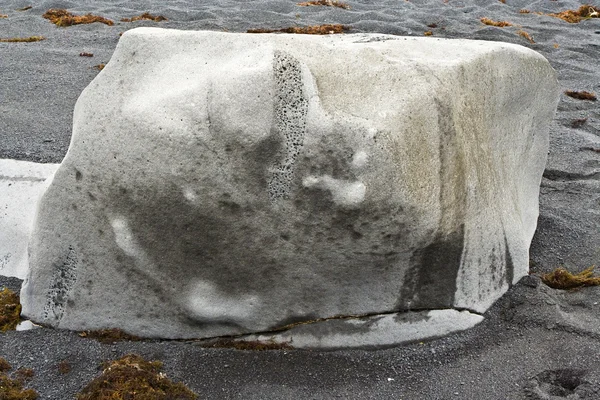 Estrutura de pedra na linha costeira com canal de outra pedra ma — Fotografia de Stock