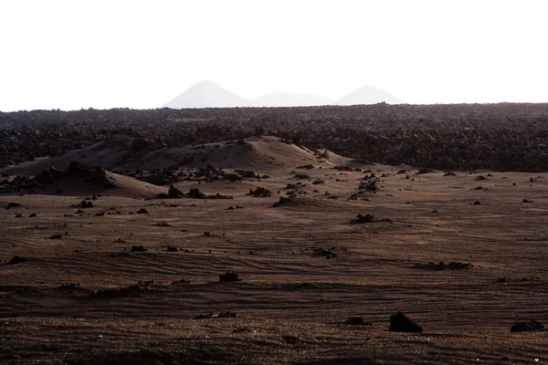 白い波頭と重い波在日落、 国家公园的帝曼法雅的发明的火山地貌景观 — 图库照片