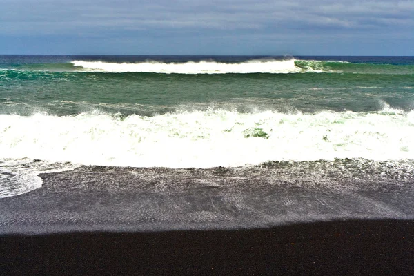 Nehéz hullámok, a fehér hullám gerincén — Stock Fotó