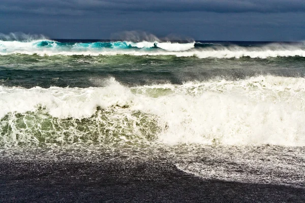 Nehéz hullámok, a fehér hullám gerincén — Stock Fotó