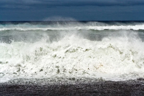 Schwere Wellen mit weißem Wellenkamm — Stockfoto