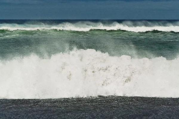 Важкі хвилі з білою хвилею — стокове фото