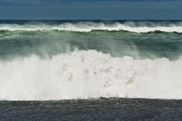 Ondas pesadas con cresta de onda blanca —  Fotos de Stock