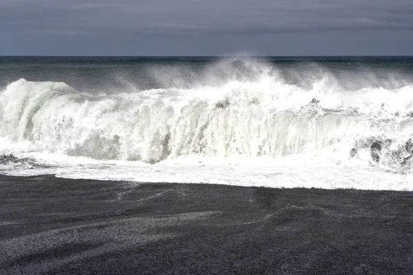 Schwere Wellen mit weißem Wellenkamm — Stockfoto
