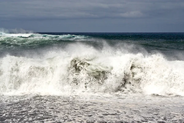 Βαρύ κύματα με λοφίο κύμα λευκό — Φωτογραφία Αρχείου
