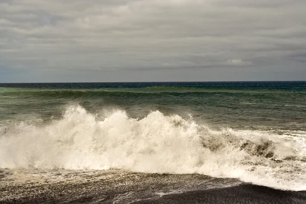 Важкі хвилі з білою хвилею — стокове фото