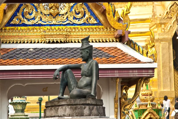 男子坐在石资本在宏伟的宫殿，曼谷 — 图库照片