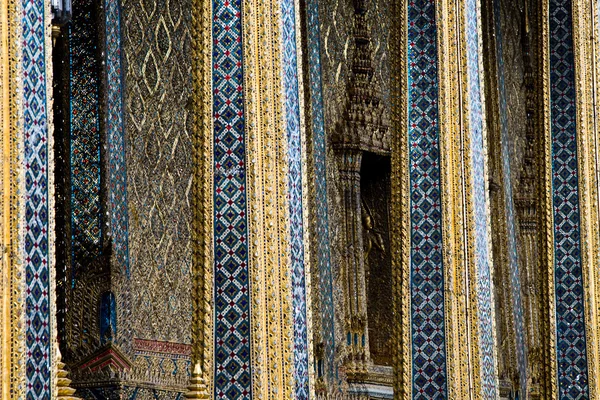 Bella tempel con pietre di mosaico e piatti in blu, dorato a — Foto Stock