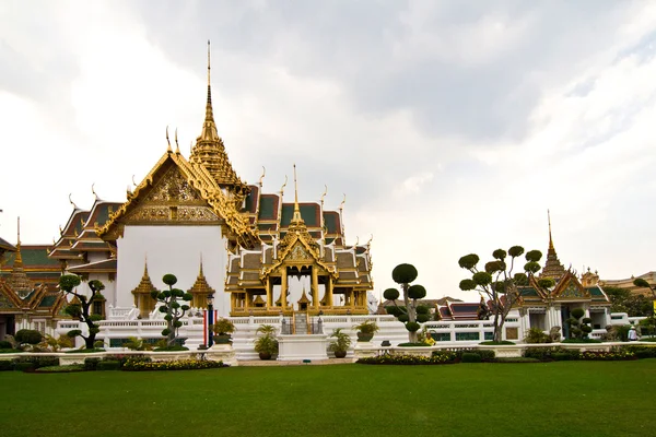 Büyük pal içinde tapınak phra tinang aporn phimok prasat pavillon — Stok fotoğraf