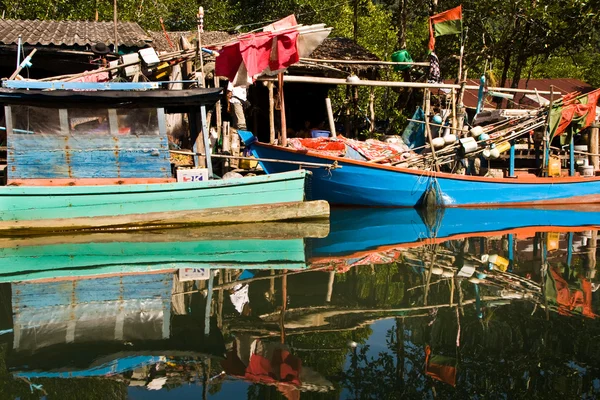 小屋和在 s 中的红树林沼泽地的多彩 fisherboats — 图库照片