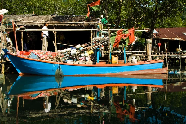 Cabanas e barcos de pesca coloridos no manguezal everglades em um s — Fotografia de Stock