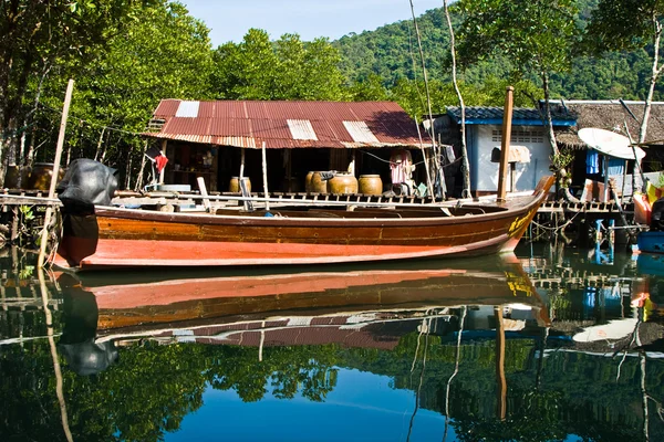 Kojor och färgglada fisherboats på mangrove everglades i en s — Stockfoto