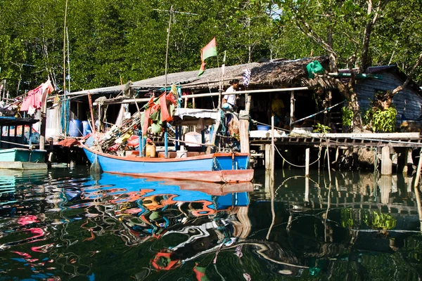 Хатини і барвисті рибальські човни на мангрових вічнозелених в — стокове фото