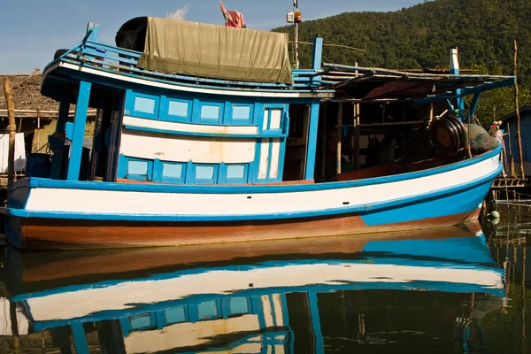 小屋やマングローブ エバーグレーズを s でカラフルな fisherboats — ストック写真