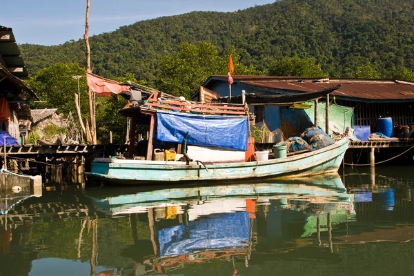 Kulübe ve mangrov everglades bir s, renkli fisherboats — Stok fotoğraf