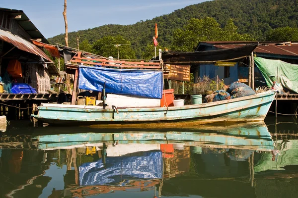 Kojor och färgglada fisherboats på mangrove everglades i en s — Stockfoto