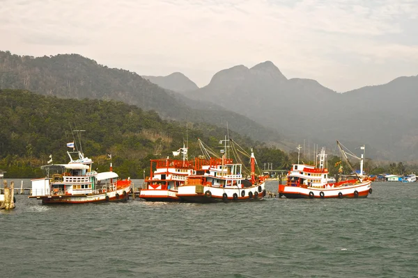 Barche a pesca in Koh Chang, Thailandia — Foto Stock