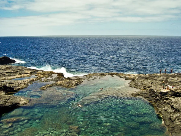Tauchen in einem natürlichen Becken in den Felsen Küste von Lanza Stockbild
