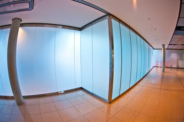 La nueva sala de salida moderna con puertas — Foto de Stock