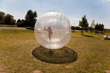 şirin çocuk eğlenceli zorbing top vardır.