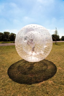 şirin çocuk eğlenceli zorbing top vardır.