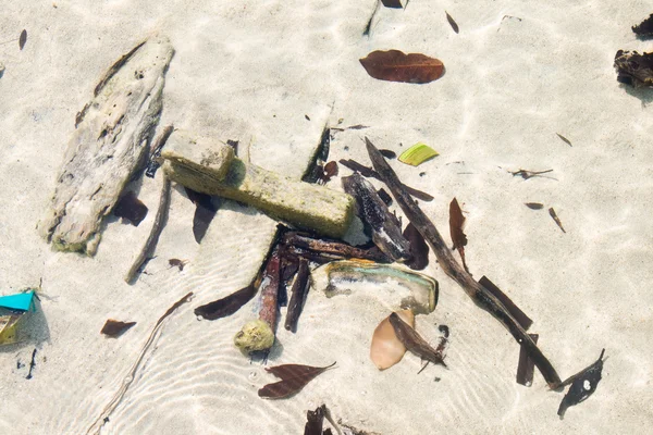 Структура оставшегося на песчаном белом пляже — стоковое фото