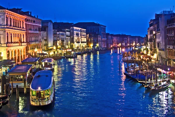 Канале Гранде в Венеции ночью — стоковое фото