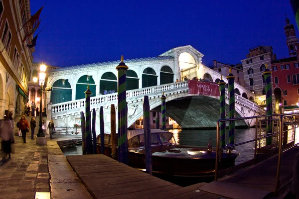 Rialtobron natt i Venedig — Stockfoto