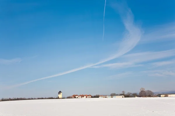 Su kulesi ve konut alanı kışın güzel manzara — Stok fotoğraf