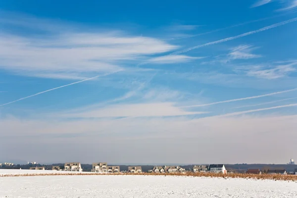 Bela paisagem com torre de água e área de habitação no inverno — Fotografia de Stock
