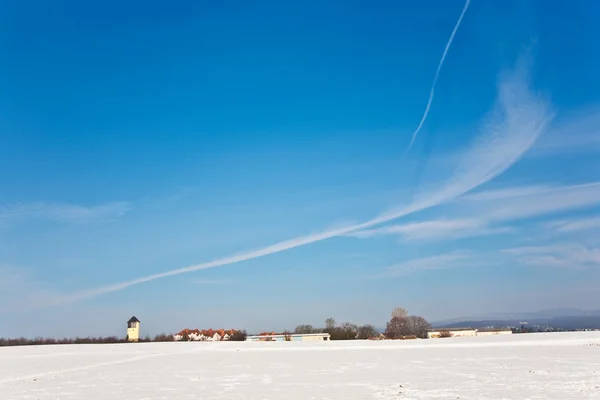 Vackert landskap med vattentornet och bostadsområde i vinter — Stockfoto