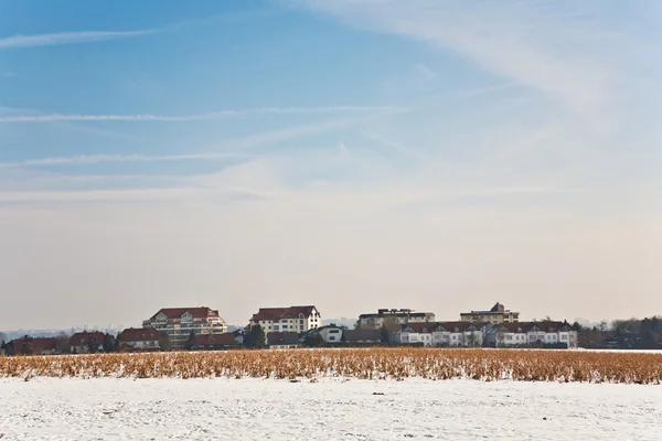 Bela paisagem com torre de água e área de habitação no inverno — Fotografia de Stock