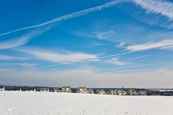 Gyönyörű táj, a víztorony és a lakótelepen, télen — Stock Fotó