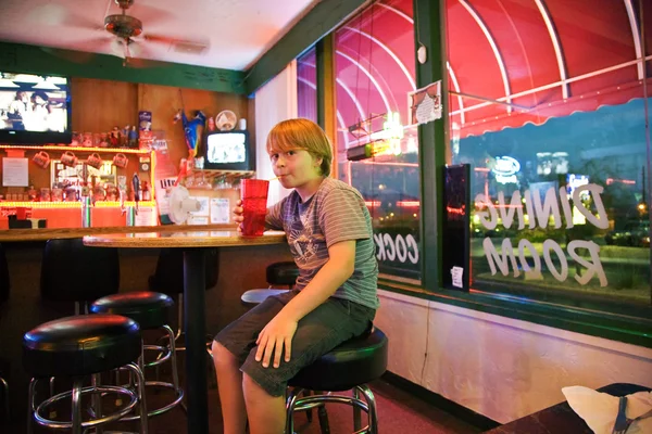 Chłopiec w barze — Zdjęcie stockowe