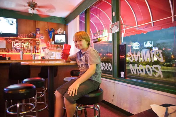 Мальчик в баре — стоковое фото