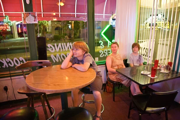 Familia en un bar y Pizzería — Foto de Stock