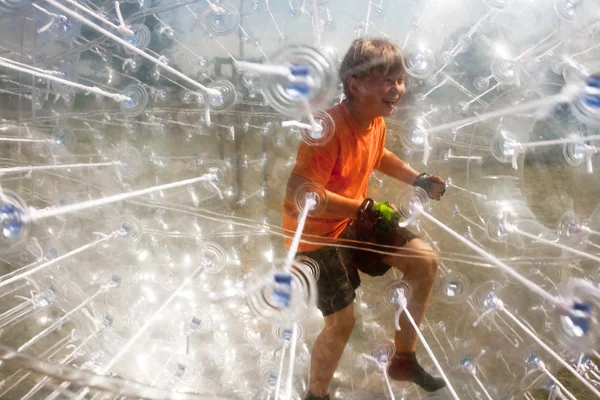 Niño tiene un montón de diversión en el Zorbing Ball —  Fotos de Stock