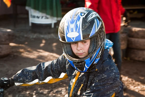 Çocuk, çamurlu quad parkur dört kiralama ile yarış seviyor. — Stok fotoğraf