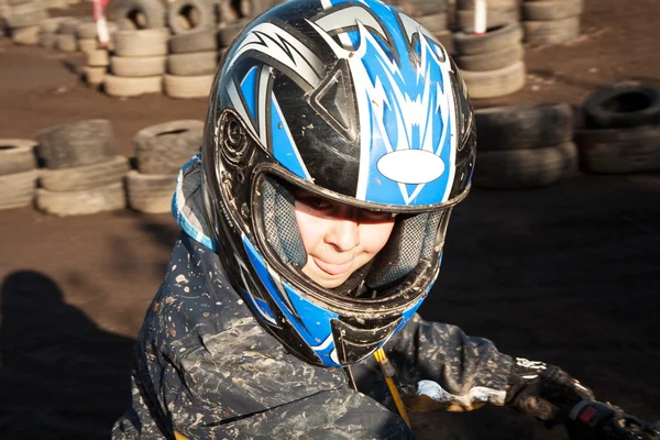 Criança adora correr com uma moto quad na pista quad lamacento — Fotografia de Stock