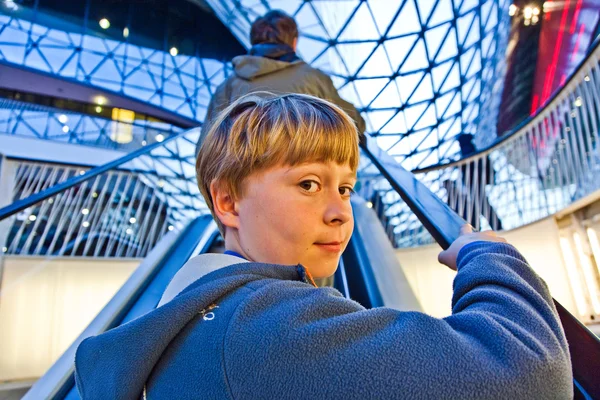 Barn på moving trappa ser själv säker — Stockfoto