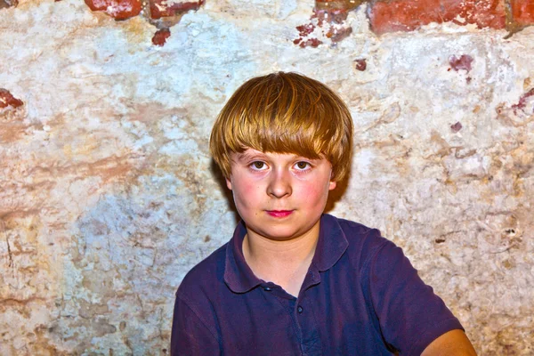 Porträtt av en söt ung pojke — Stockfoto